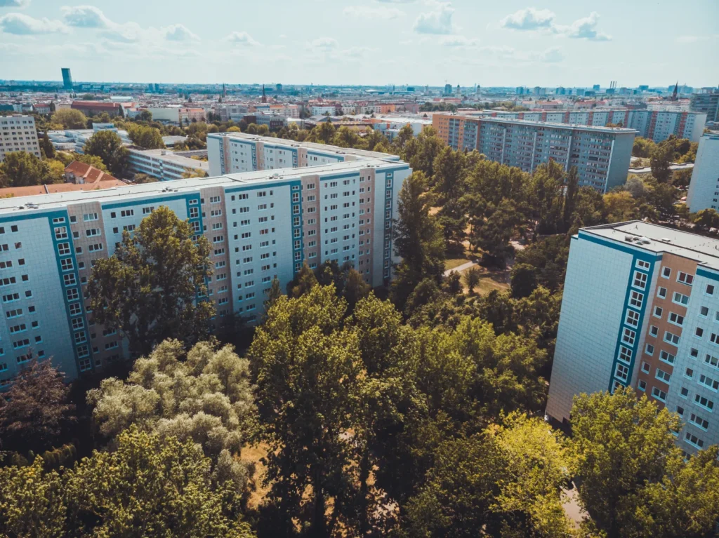 wysokie bloki na osiedlu mieszkaniowym