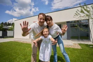 rodzina przed domem jednorodzinnym z ogrodem